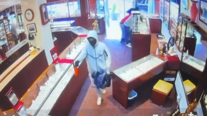 Дерзкое ограбление в самом центре Сиэтла: воры обогатились на миллионы за 90 секунд