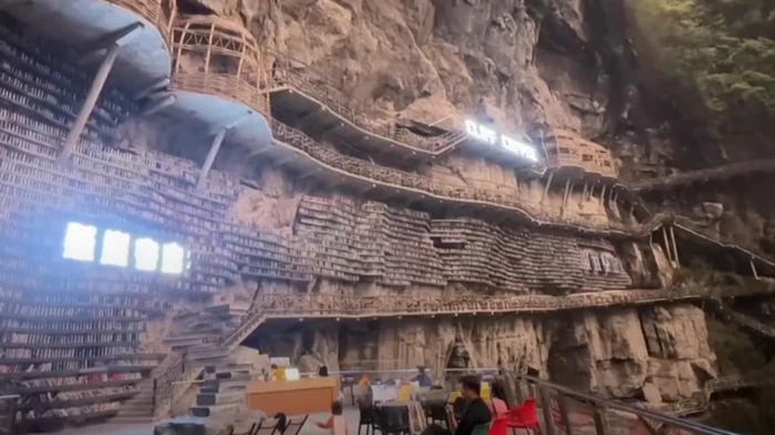 Новое чудо архитектуры: самая недоступная библиотека в мире высечена в скале (видео)