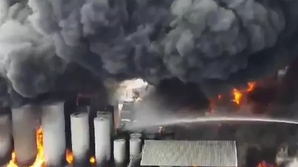 В США горит нефтеперерабатывающий завод
