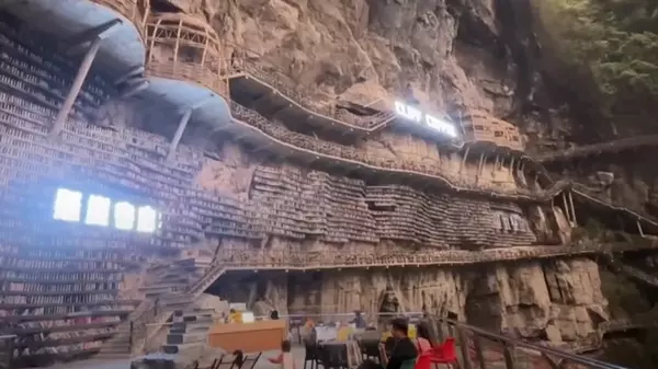 Новое чудо архитектуры: самая недоступная библиотека в мире высечена в скале (видео)