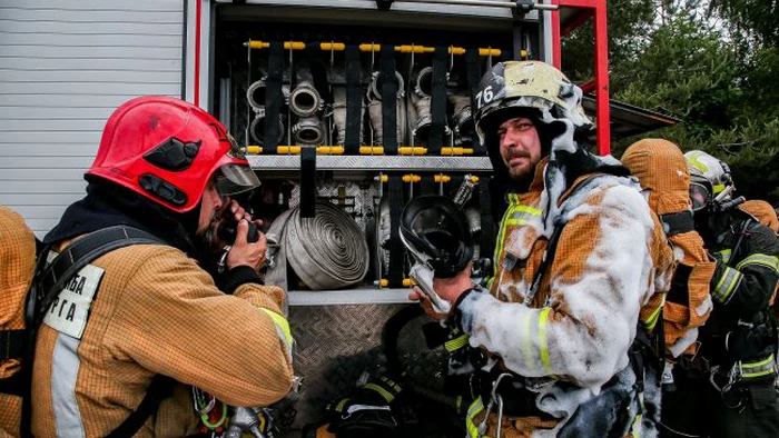 Черный дым и запах гари: в Подмосковье мощно горит химзавод
