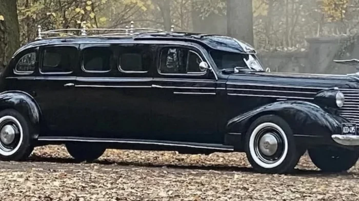 Пафосный лимузин с секретами: раскрыли подробности авто из сериала «Уэнздей» (видео)