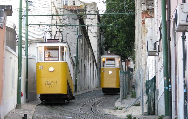 В Лиссабоне разбился туристический фуникулер, погибли 15 человек