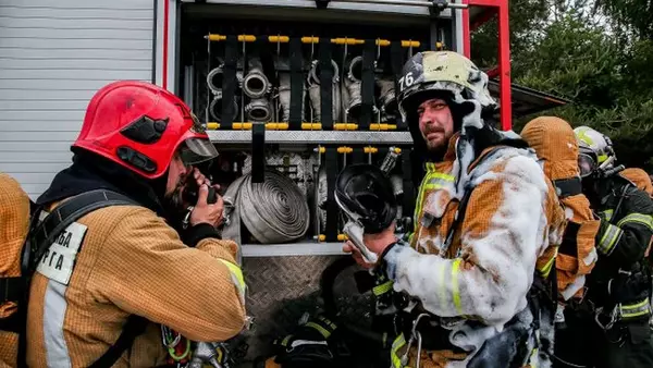 Черный дым и запах гари: в Подмосковье мощно горит химзавод