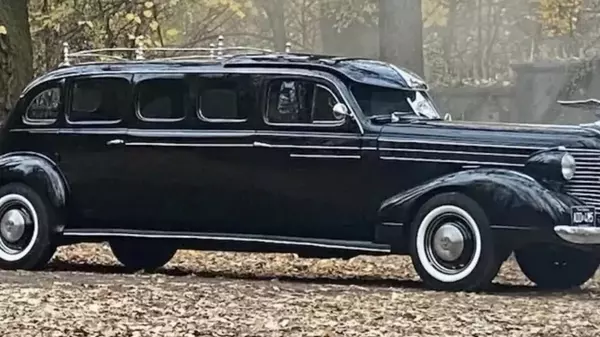 Пафосный лимузин с секретами: раскрыли подробности авто из сериала «Уэнздей» (видео)