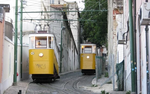 В Лиссабоне разбился туристический фуникулер, погибли 15 человек