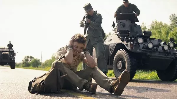 Иди или покинь кинотеатр: зрителей триллера «Долгая прогулка» поставят на беговые дорожки