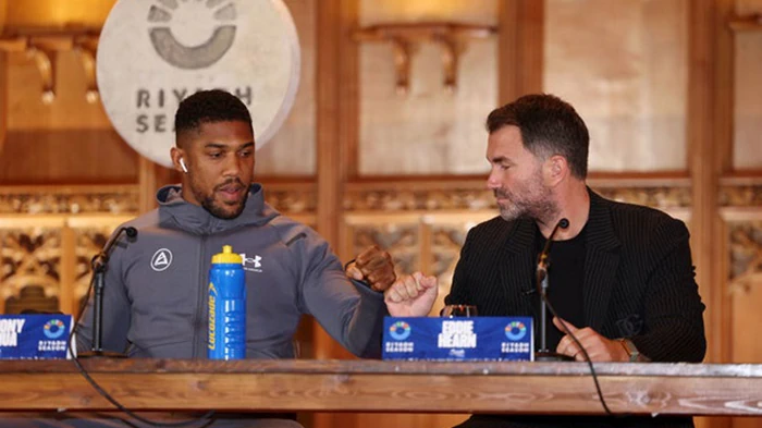 Промоутер оценил намерения Джошуа встретиться с Фьюри на ринге