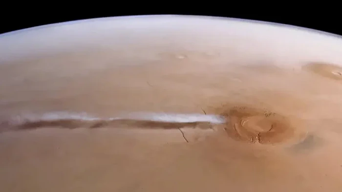 Каждый год в одном и том же месте на Марсе появляется облако: его длина составляет 1800 км