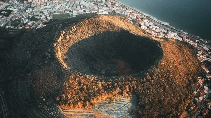 В Италии подает признаки жизни супервулкан: «пылающие поля» трясет все чаще