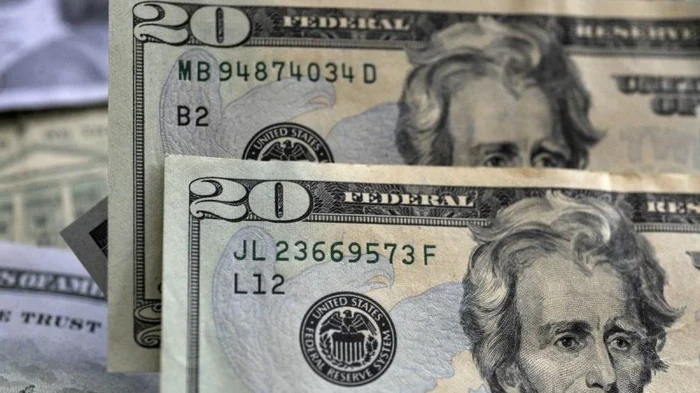 НБУ повысил курс доллара после резкого снижения