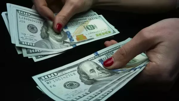 Стоит ли покупать доллары сейчас или подождать: эксперты поделились советами с украинцами