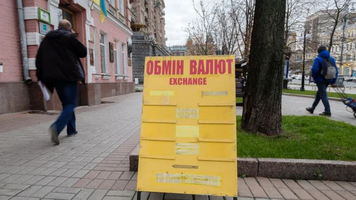 Обменники подняли курс доллара и опустили курс евро