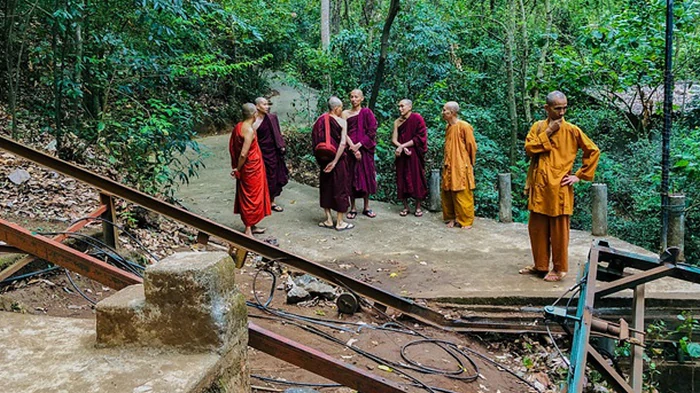 На Шри-Ланке погибли семь монахов