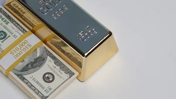 Доллар слабеет, цены на золото обновили рекорд