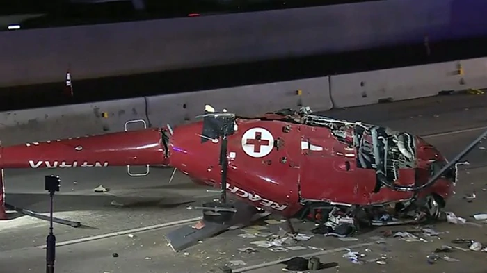 В США на автомагистраль упал вертолет: трое пострадавших