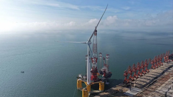 Китай собрал крупнейшую в мире плавучую ветряную турбину