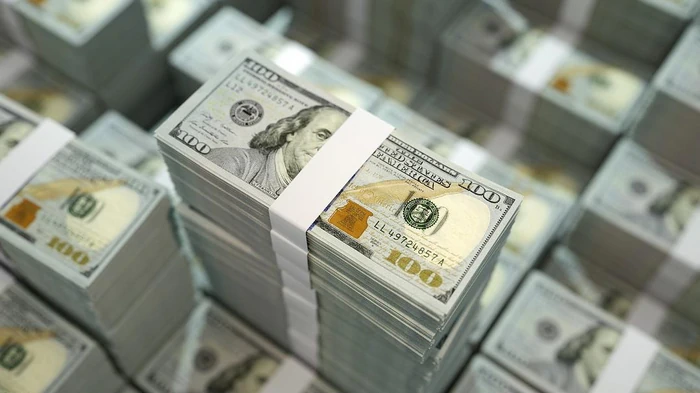 МВФ улучшил прогноз по курсу: когда доллар будет стоить 50 гривен