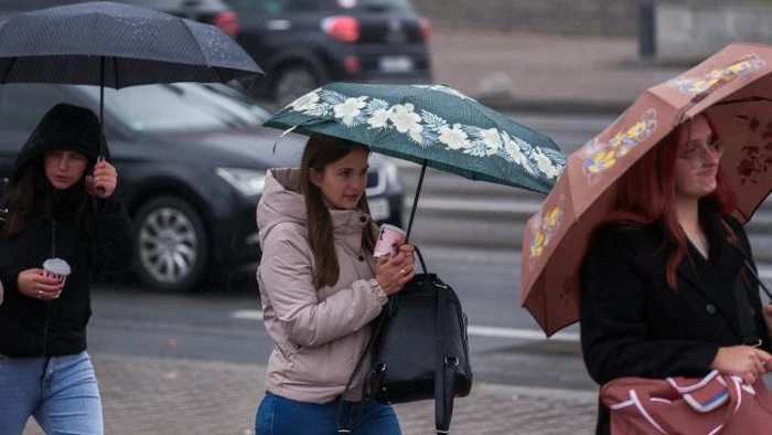 В Украину идут дожди, но будет и тепло: кому погода не испортит конец рабочей недели