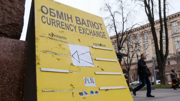 Курс доллара в обменниках вырос до 42 гривен