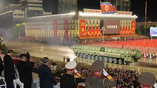 Ким Чен Ын продемонстрировал новую межконтинентальную ракету