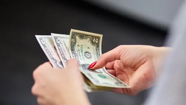 НБУ начал поднимать курс доллара