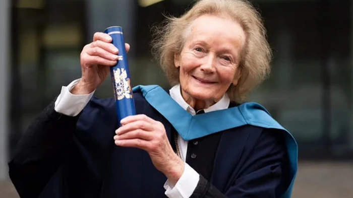 Женщина из Северной Ирландии завершила обучение, которое начала 70 лет назад