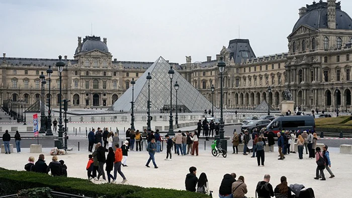 Лувр возобновил работу после масштабного ограбления
