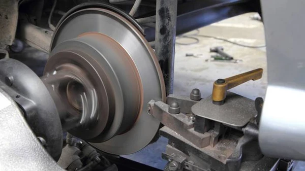 Проточка тормозных дисков: зачем нужна и когда проводится