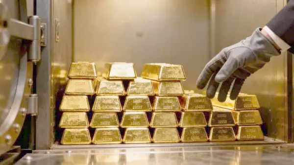 Цены на золото обвалились: крупнейшее падение за 12 лет