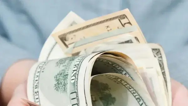 Доллар подешевел после недельного роста