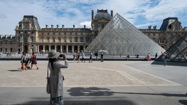 Музей Лувр ограбили в Париже