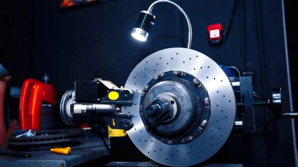 Проточка тормозных дисков: зачем нужна и когда проводится
