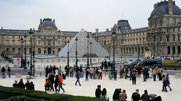 Лувр возобновил работу после масштабного ограбления