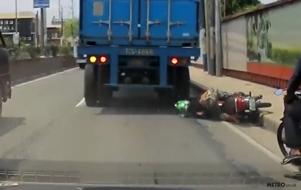 На Филиппинах грузовик проехал по голове байкера и он выжил