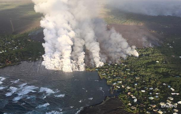 На Гавайях вулкан уничтожил курортный залив (видео)