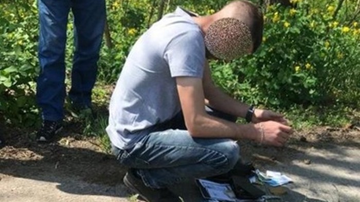 Под Киевом мужчина продал полицейским пистолет и гранату
