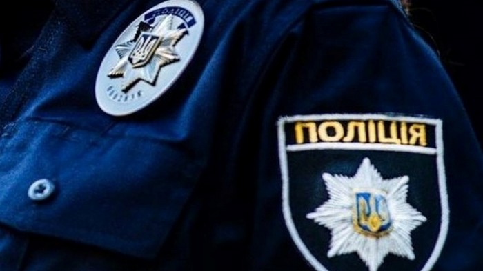 В Ужгороде полицейский влетел в бетонную стену на служебном авто