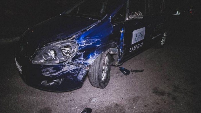 В Киеве пьяный водитель Uber пытался сбить нескольких человек и влетел в фуру (видео)