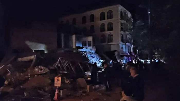 Несколько провинций Турции охватило мощное землетрясение, есть разрушения