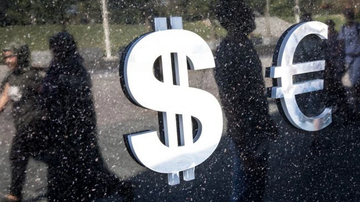 Доллар падает в цене на фоне визита Трампа в страны Азии