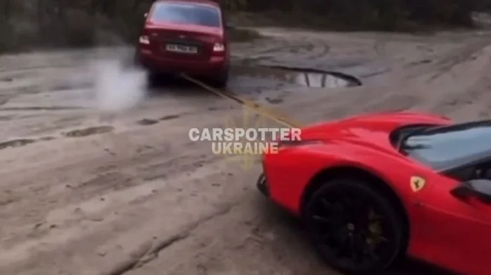 В Украине суперкар Ferrari за $250 000 застрял на бездорожье: его вытаскивала Lada (видео)