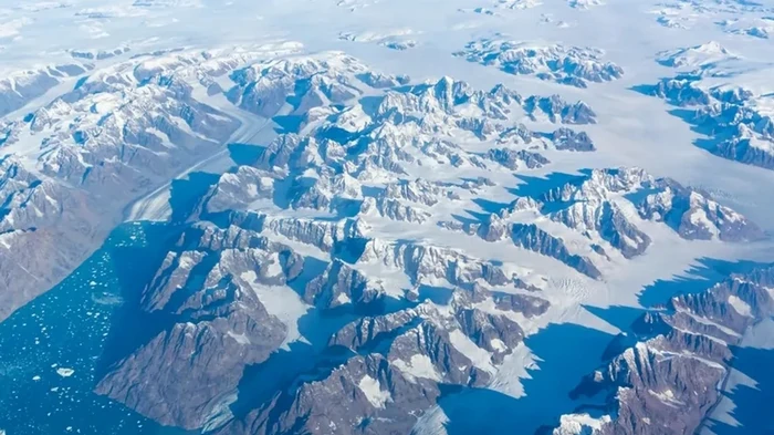 Гренландия меняет форму и расположение: что-то заставляет крупнейший остров Земли извиваться