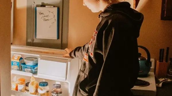 Названы продукты, которые никогда не следует оставлять в дверце холодильника: о чем речь