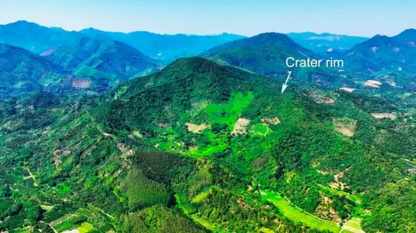 40 атомных бомб: мощный удар из космоса создал в Китае огромный кратер