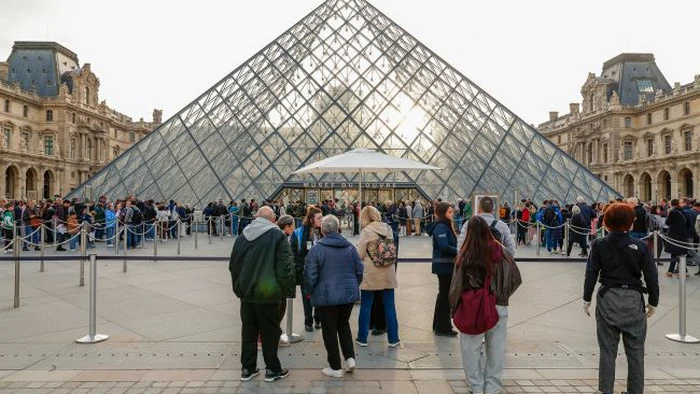 Грабители из Лувра задержаны на стадионе в Париже перед футбольным матчем