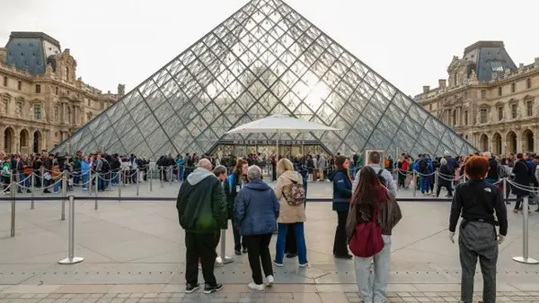 Грабители из Лувра задержаны на стадионе в Париже перед футбольным матчем