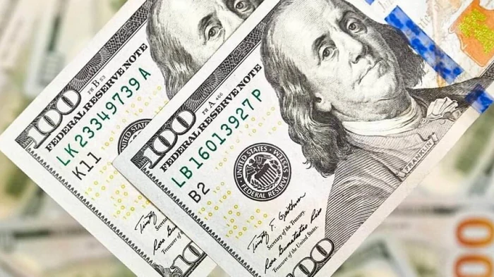 НБУ продолжает повышать курс доллара