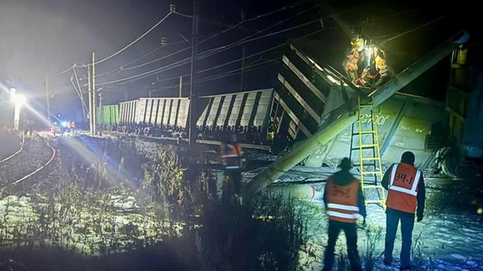В России разрушено железнодорожное полотно после схода локомотива