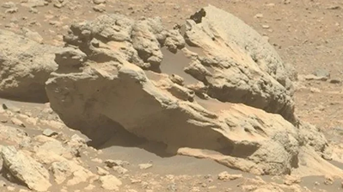 NASA обнаружило на Марсе камень, которому там не место (фото)